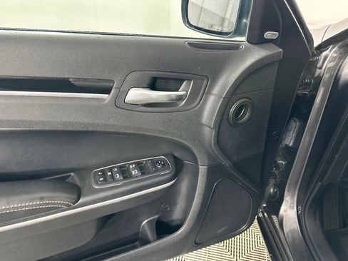 Used 2019 Chrysler 300 S AWD/4WD image 18