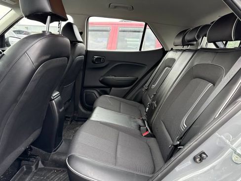 Used 2022 Hyundai Venue Limited FWD image 10