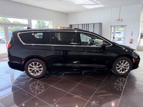 Used 2026 Chrysler Pacifica Limited FWD image 16