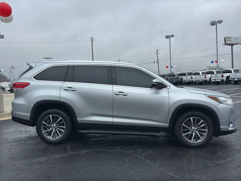 Used 2019 Toyota Highlander XLE image 4