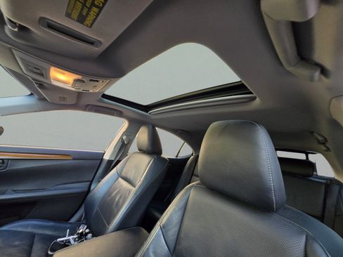 Used 2013 Lexus ES 300h w/ Luxury Pkg FWD image 14