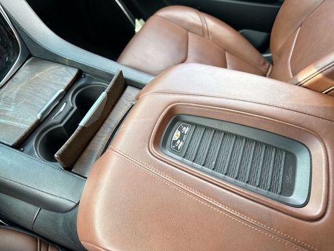 Used 2018 Cadillac Escalade Luxury AWD/4WD image 21