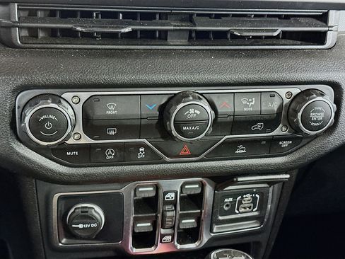 Used 2025 Jeep Wrangler Sport S image 23