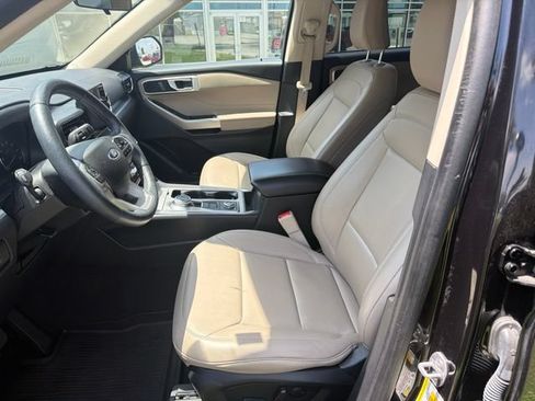 Used 2023 Ford Explorer XLT w/ Equipment Group 202A AWD/4WD image 13