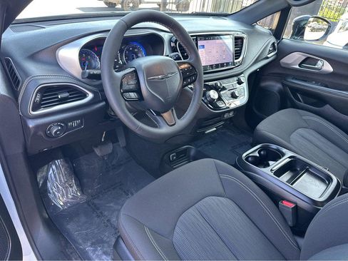 Used 2024 Chrysler Pacifica Touring image 16
