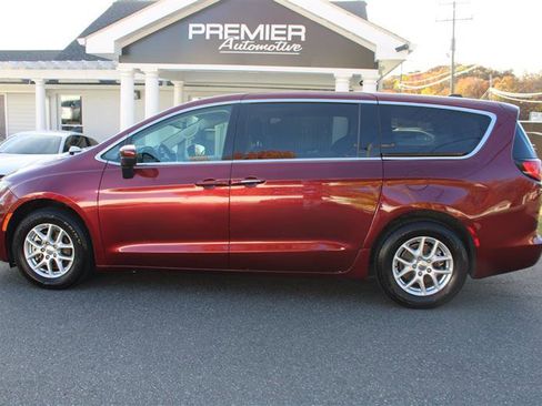 Used 2023 Chrysler Voyager LX image 5