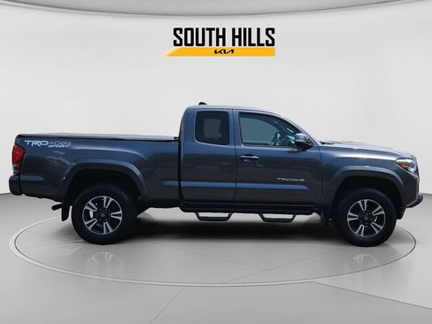 Used 2017 Toyota Tacoma TRD Sport w/ Tow Package (A/T) AWD/4WD image 6