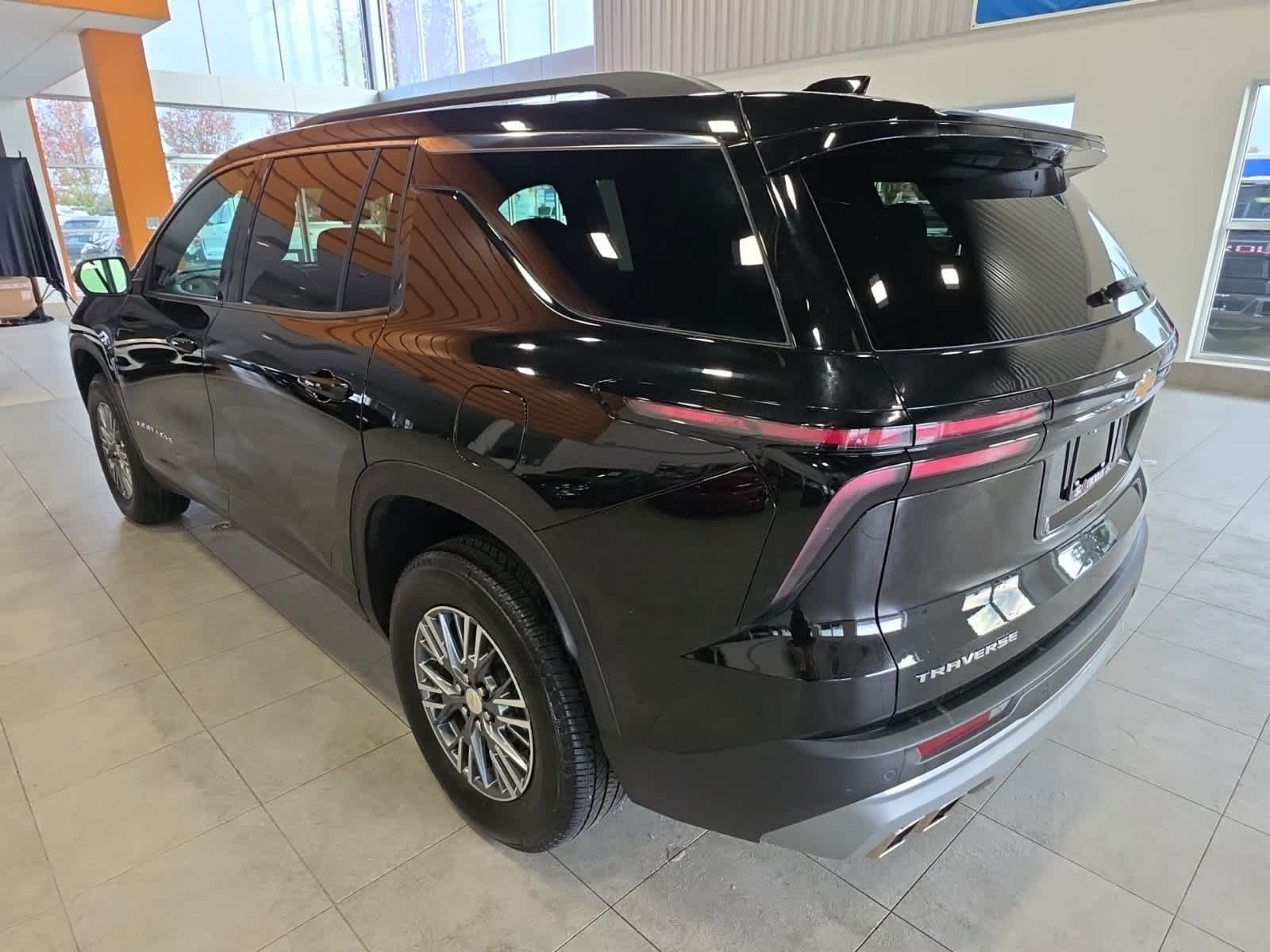 Used 2024 Chevrolet Traverse LT w/ LPO, Floor Liner Package FWD image 10