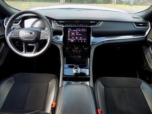 Certified 2023 Jeep Grand Cherokee Altitude image 13