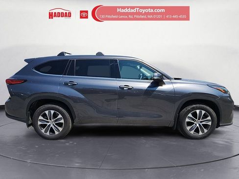 Used 2022 Toyota Highlander XLE AWD/4WD image 7