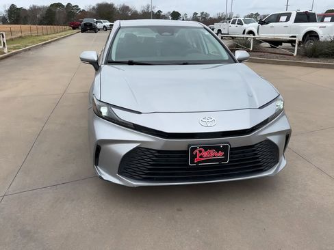 Used 2025 Toyota Camry LE image 4