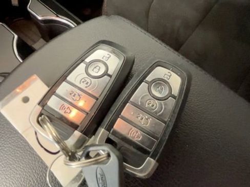 Used 2018 Ford Explorer XLT w/ Equipment Group 202A AWD/4WD image 30