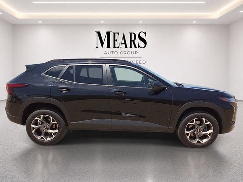 Used 2025 Chevrolet Trax LT FWD image 6
