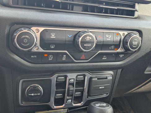 Used 2025 Jeep Wrangler Unlimited Sport AWD/4WD image 16