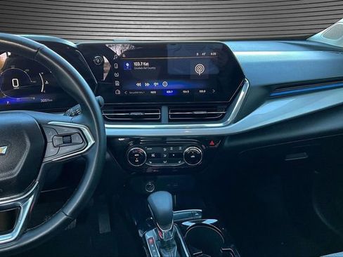 Used 2024 Chevrolet Trax LT w/ LT Convenience Package image 9