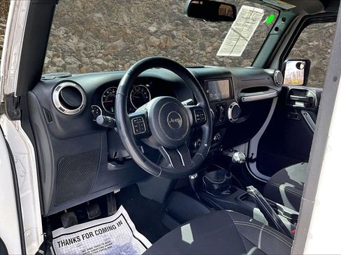 Used 2018 Jeep Wrangler Unlimited Sahara w/ Connectivity Group image 11