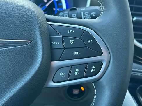 Used 2024 Chrysler Pacifica Select image 31