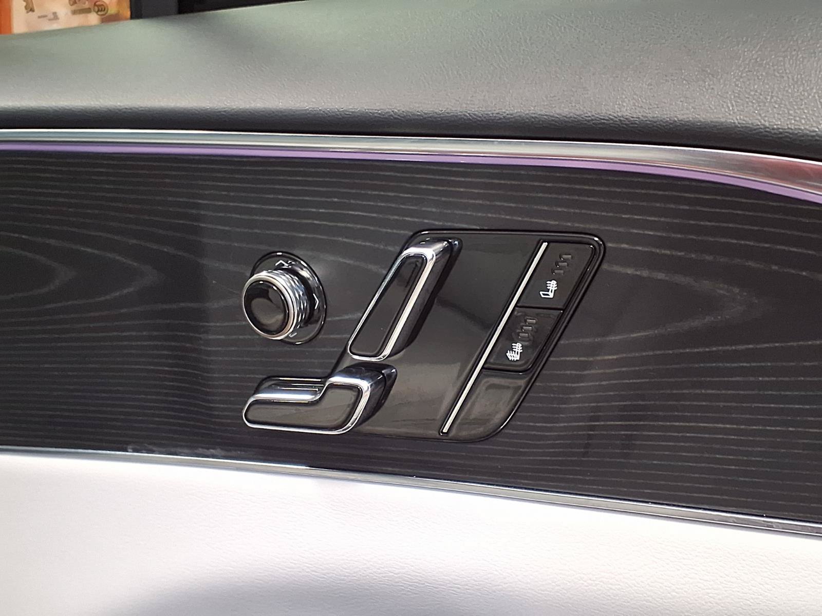 Certified 2024 Cadillac Lyriq Luxury RWD image 11