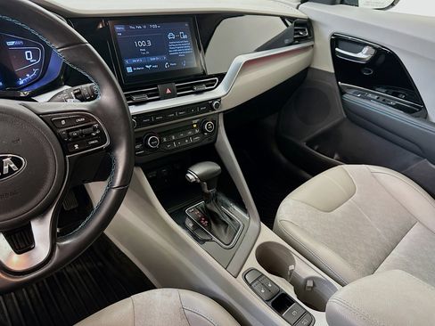 Used 2020 Kia Niro EX image 25