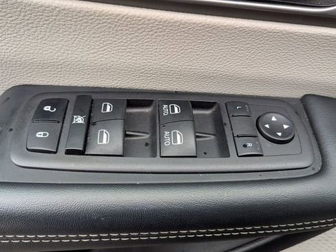 Used 2023 Chrysler Pacifica Touring-L FWD image 12