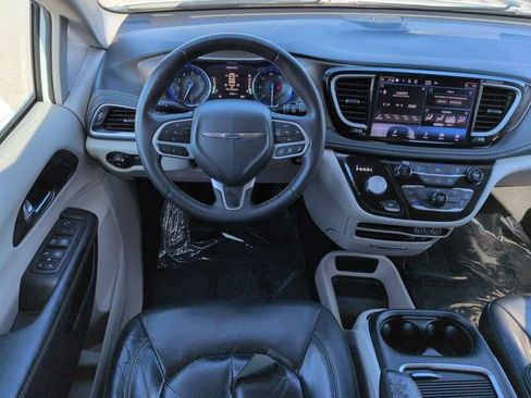 Used 2022 Chrysler Pacifica Touring-L FWD image 16