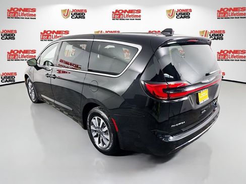 Used 2025 Chrysler Pacifica Select image 2