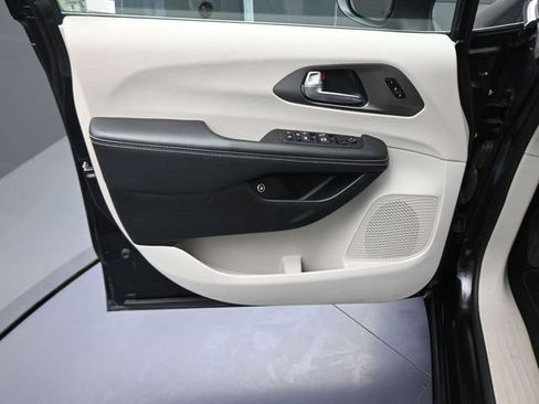 Used 2023 Chrysler Pacifica Touring-L image 18