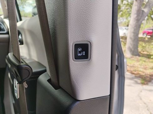 Used 2023 Chrysler Pacifica Touring-L image 20