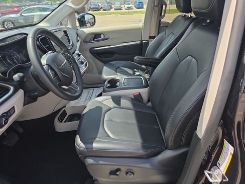 Used 2024 Chrysler Pacifica Touring-L FWD image 5