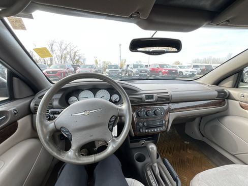 Used 2005 Chrysler Sebring Limited image 10