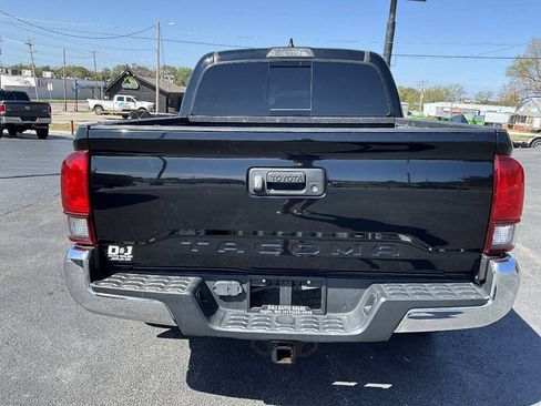 Used 2018 Toyota Tacoma TRD Off-Road AWD/4WD image 4