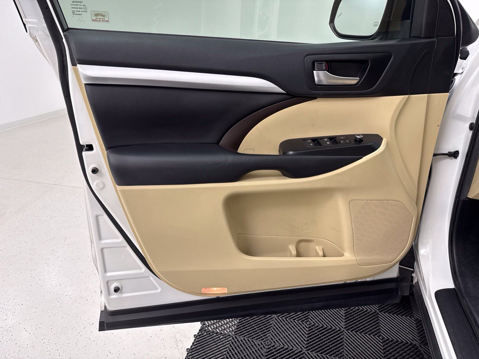 Used 2019 Toyota Highlander XLE FWD image 11