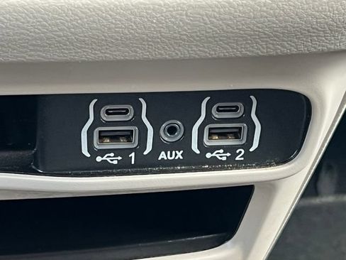 Used 2023 Chrysler Pacifica Touring-L FWD image 29