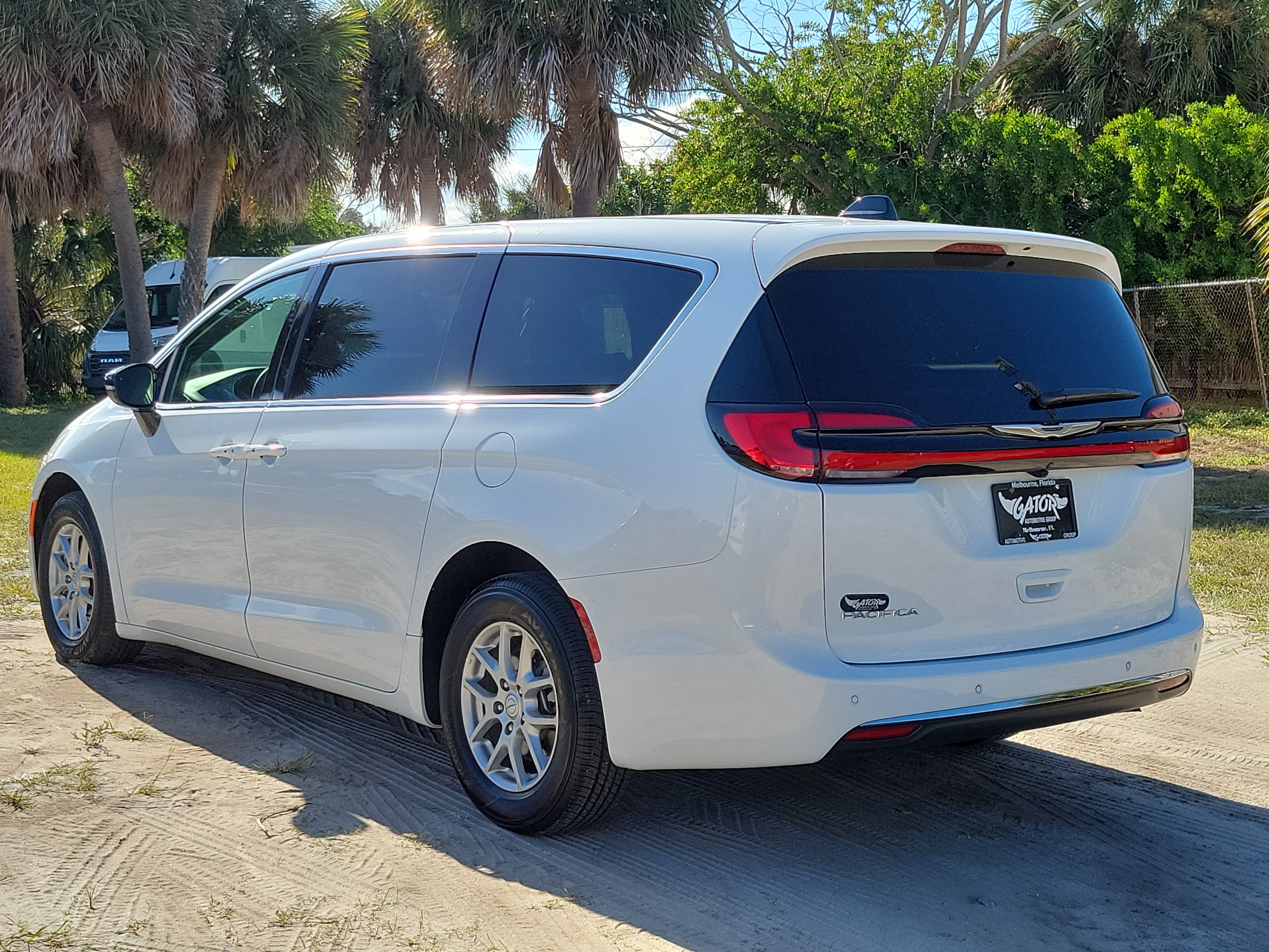 Used 2026 Chrysler Pacifica Select FWD image 3
