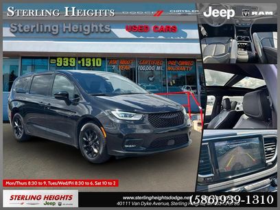 Used 2023 Chrysler Pacifica Limited w/ Uconnect Theater Family Group