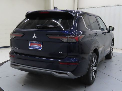 New 2025 Mitsubishi Outlander SE image 3