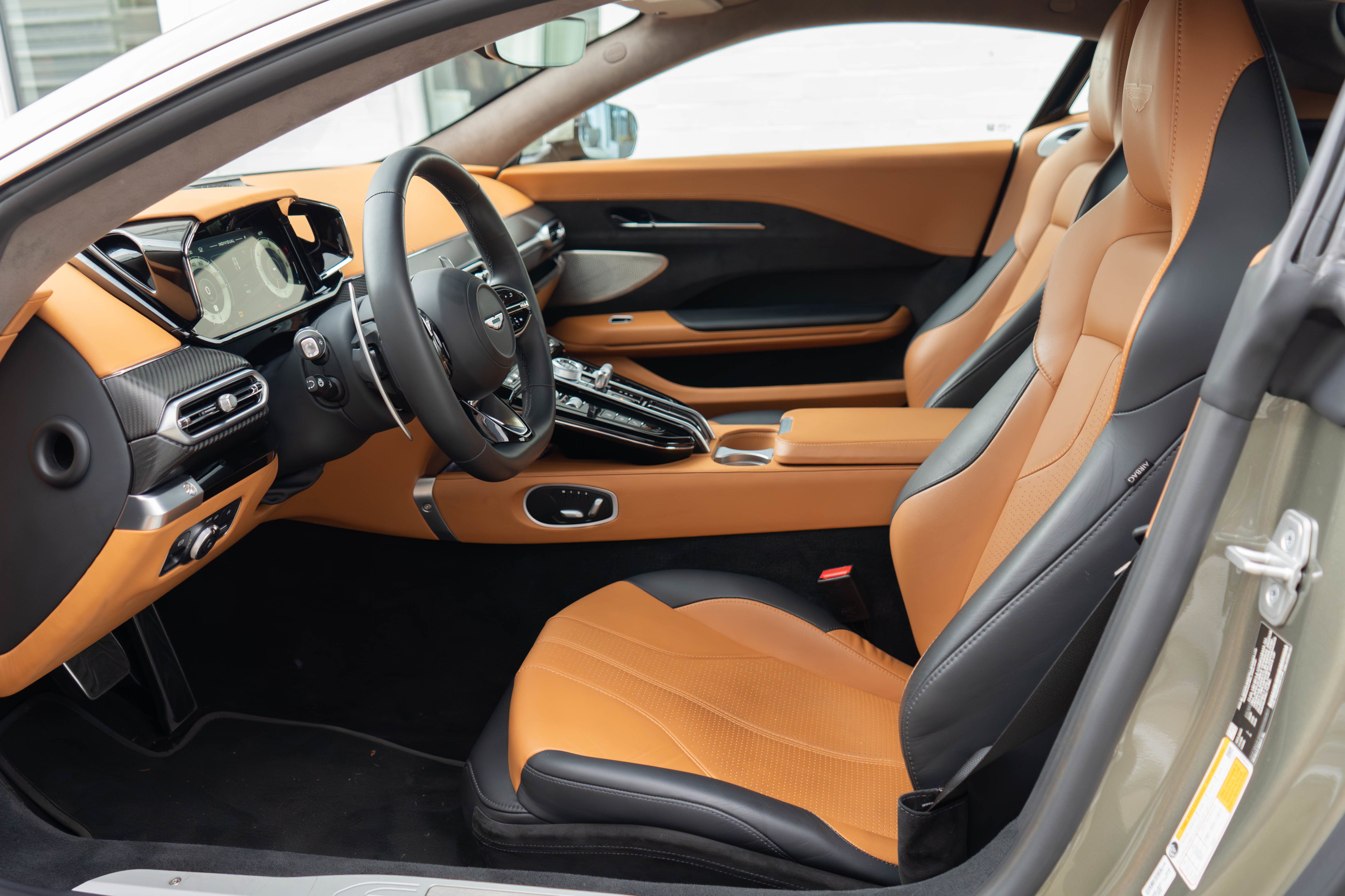 Used 2025 Aston Martin V8 Vantage Coupe RWD image 12
