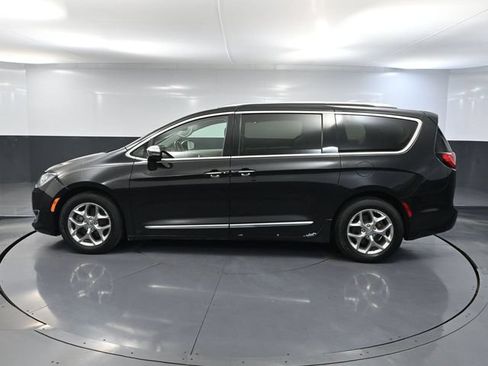 Used 2018 Chrysler Pacifica Limited FWD image 9
