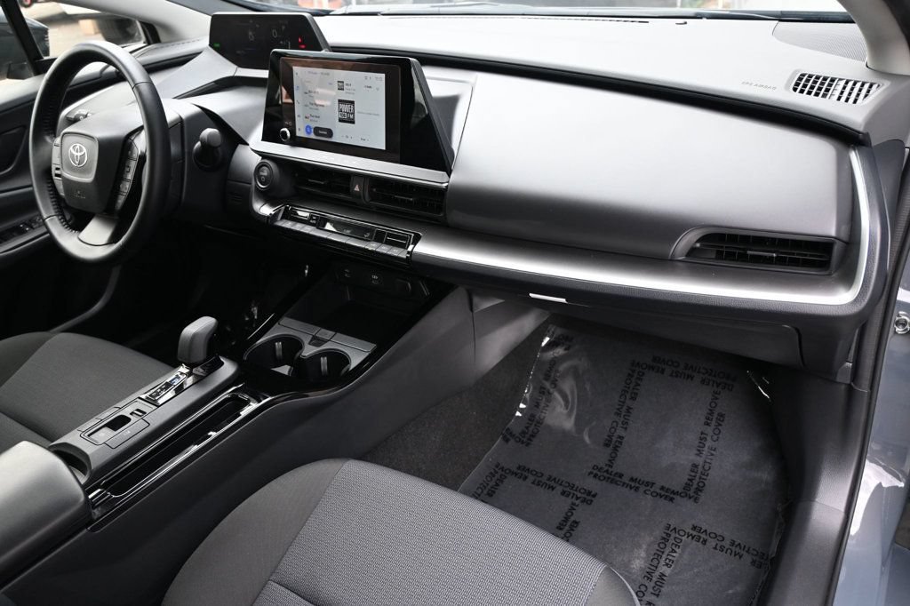 Used 2025 Toyota Prius LE FWD image 10