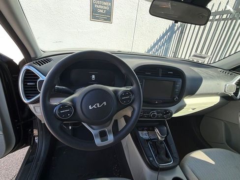 Used 2023 Kia Soul LX image 3