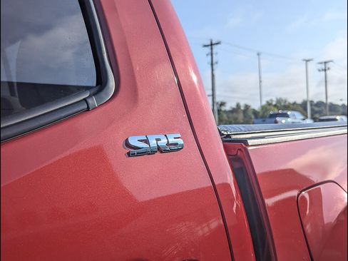 Used 2018 Toyota Tacoma SR5 AWD/4WD image 14