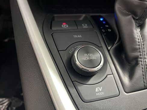 Used 2025 Toyota RAV4 XLE AWD/4WD image 32