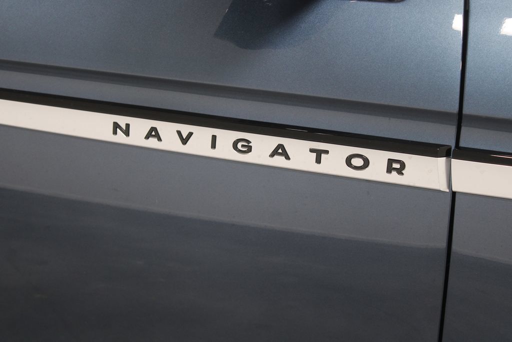 New 2027 Lincoln Navigator Premiere RWD image 11