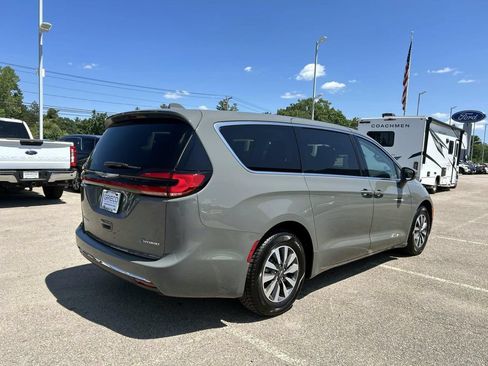 Used 2022 Chrysler Pacifica Touring-L FWD image 3