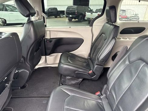 Used 2022 Chrysler Pacifica Touring-L FWD image 23