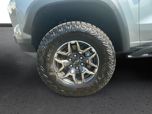 Used 2025 Chevrolet Colorado ZR2 w/ Technology Package AWD/4WD image 13
