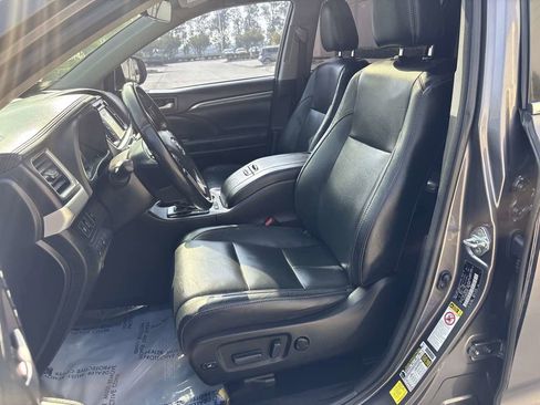 Used 2017 Toyota Highlander Limited w/ Carpet Mat Package image 26