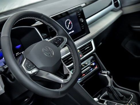 Certified 2025 Volkswagen Taos SE w/ Panoramic Sunroof Package image 10