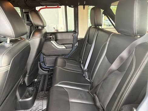 Used 2018 Jeep Wrangler Unlimited Sahara w/ Connectivity Group AWD/4WD image 22