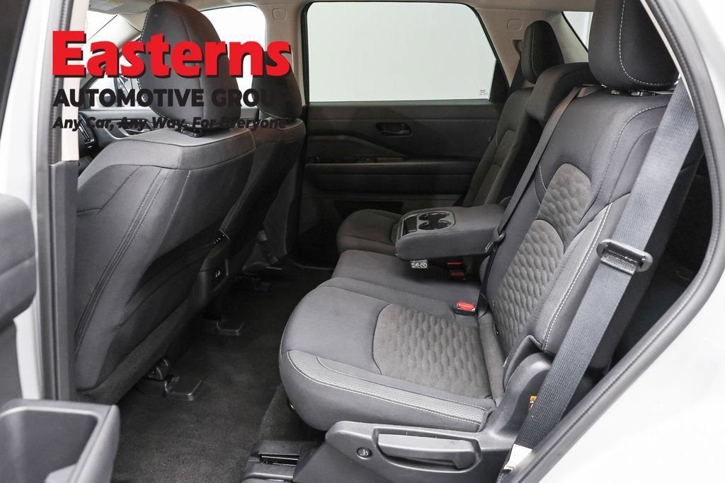 Used 2025 Nissan Pathfinder SV FWD image 21